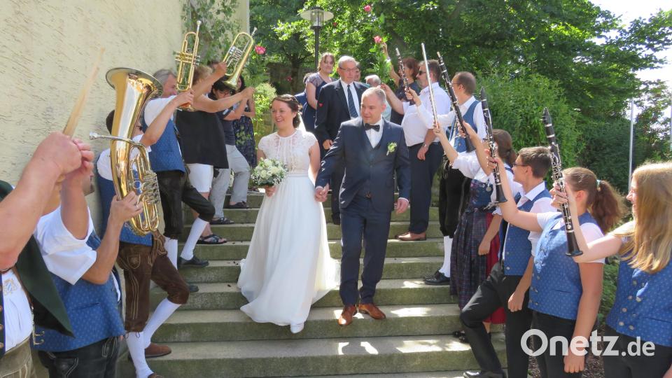 Die Jugendblaskapelle empfängt Julia und Benjamin nach der Trauung. Bild: adj