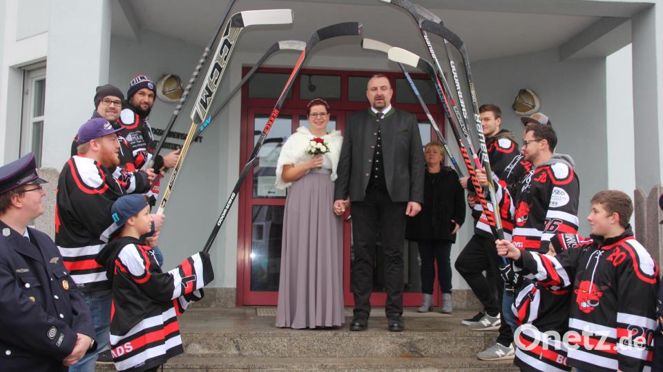 Anna Bauer und Michael Eckstein verlassen das Standesamt. Bild: kro