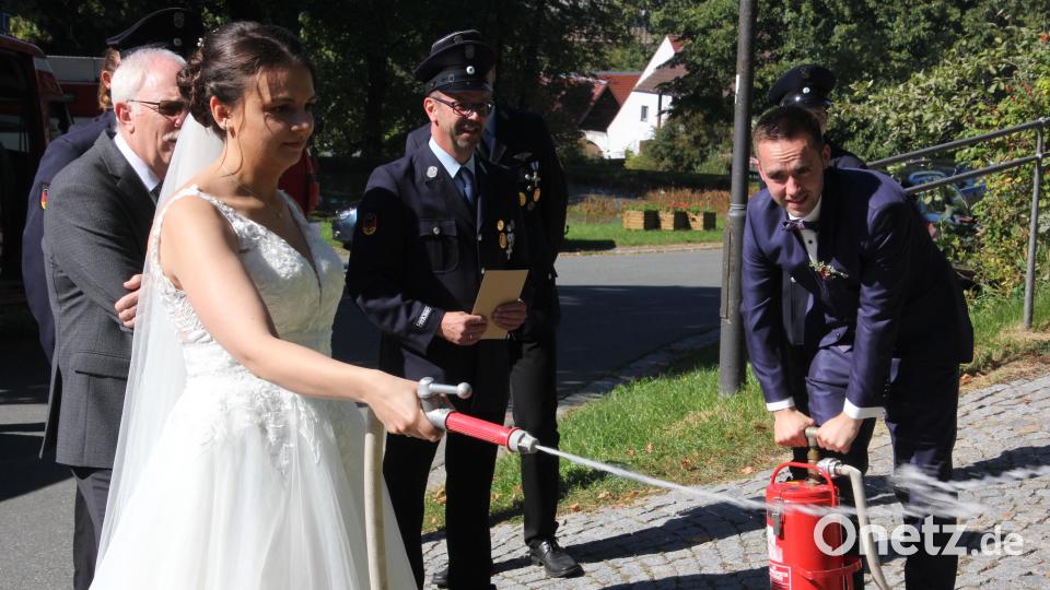 Natürlich durfte ein kleiner &quot;Löscheinsatz&quot; das Brautpaars nicht fehlen. Bild: kro