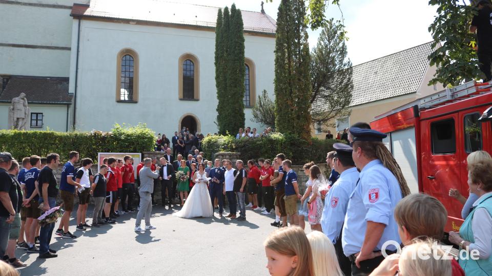Der Ehrenspalier für das Brautpaar Florian und Carmen Hölzl Bild: lei