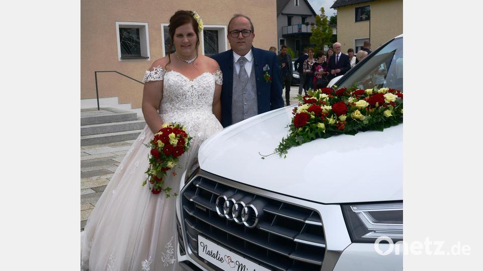 Das junge Paar fuhr im chicen weißen Audi vor der Kirche vor. Bild: bey