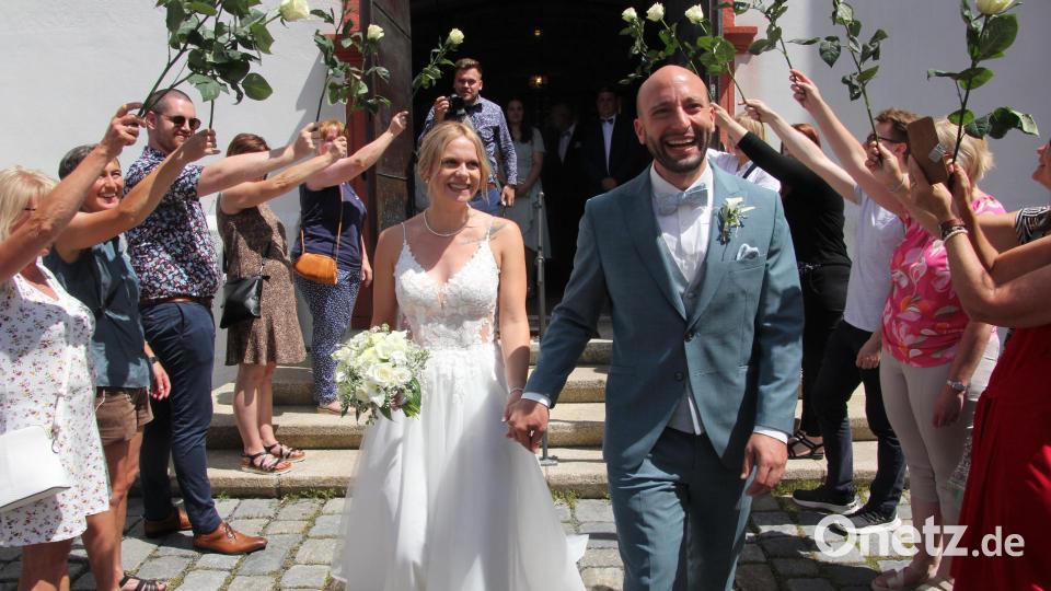 Freudestrahlend verlassen Franziska und Florian Trißl die Stadtpfarrkirche. Bild: kro