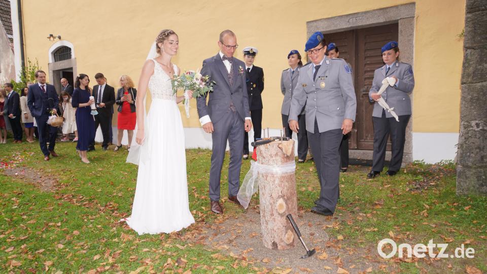 Das frischgetraute Paar Katharina Eich und Korbinian Völkl nach der Trauung in Lennesrieth. Bild: fvo