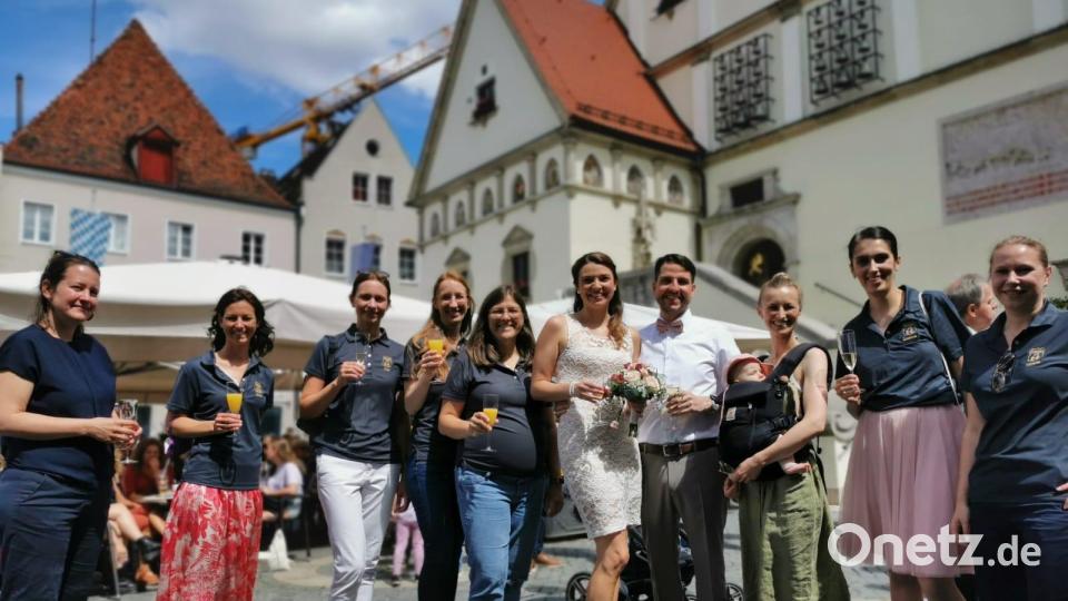 Neben Familie und engen Freunden gratuliert eine Abordnung von Ladies Circle Lena Meier, geborene Schlosser, und ihrem Mann Andreas nach der standesamtlichen Trauung. Bild: Florian Habermann/exb