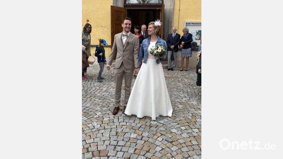 Das Brautpaar nach dem Gottesdienst Bild: Josef Glas