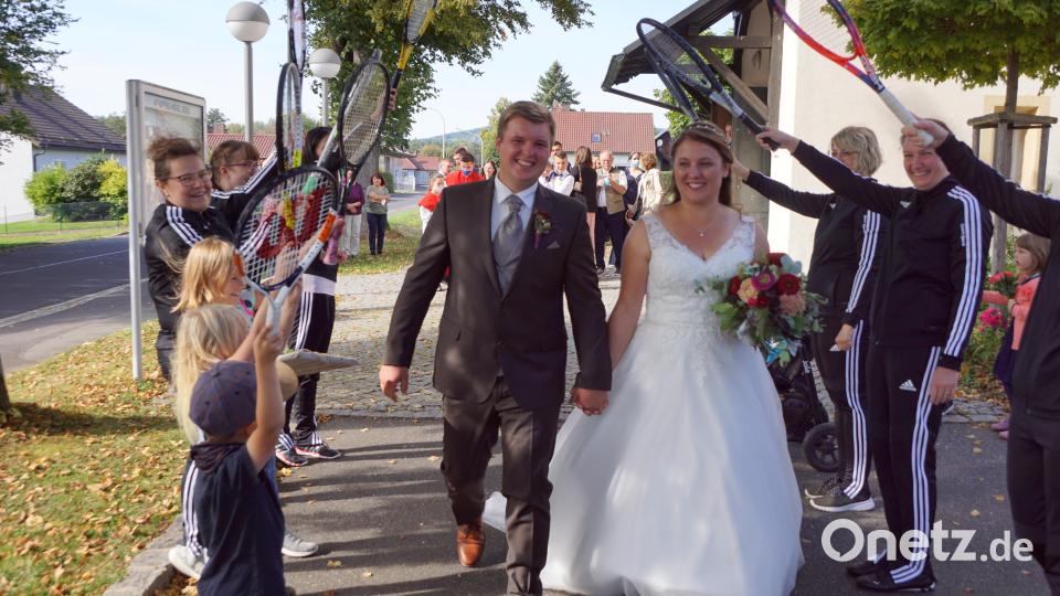 Thomas und Annemarie Brunner trauten sich in der Herz-Jesu-Kirche in Immenreuth. Auch die Damen der Tennisabteilung des SV Immenreuth überbrachten Glückwünsche. Bild: bkr