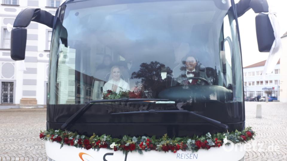 Bräutigam Dominik Schnurrer am Steuer des Reisebusses, Braut Selina Fuhrmann auf dem Beifahrersitz. Bild: pz