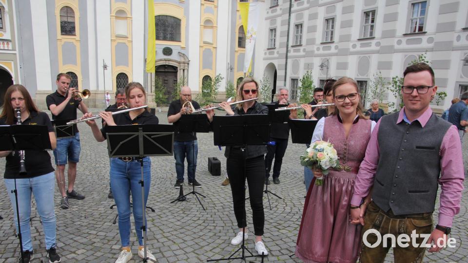 Die Stiftländer Jugend- und Blaskapelle spielte dem Paar ein Ständchen. Bild: kro