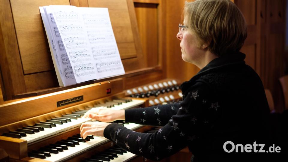 Ute Neger an der Orgel in St. Michael. Bild: Jeremias Kaiser/exb