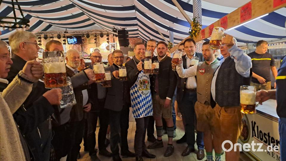 Die erste Mass schmeckte schon mal. Im Bild Feuerwehrvorsitzender Christian Schöler (Zweiter von rechts) und Manfred Hautmann (rechts) mit Ehrengästen. Bild: gis