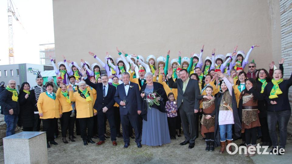 "Tursiana helau" hallte es lautstark beim Gruppenfoto der Garden und des Elferrats mit dem Brautpaar. Bild: kro