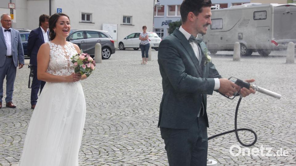 Recht spaßig ging es zu, als Bräutigam Simon Heinzl zum Zielspritzen antreten musste. Bild: kro