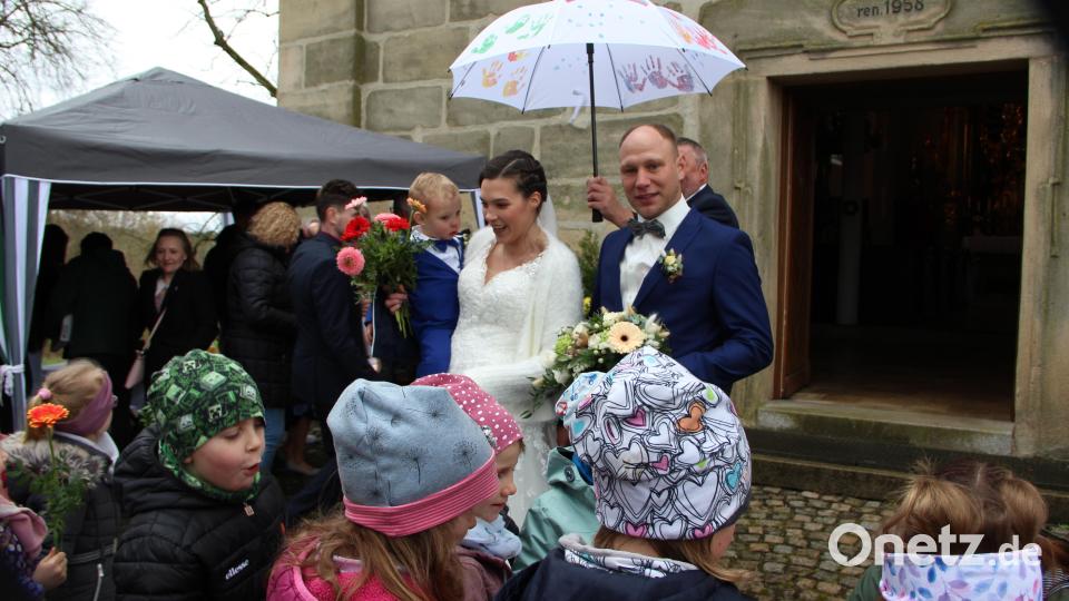 Nach der kirchlichen Trauung von Lena und Kubilay Schreglmann wartete die Regenbogen-Gruppe des Kinderhauses Sankt Elisabeth Kirchenthumbach auf ihre Erzieherin Lena. Mit Blumen und einem Lied wurde das Brautpaar begrüßt. Bild: lep