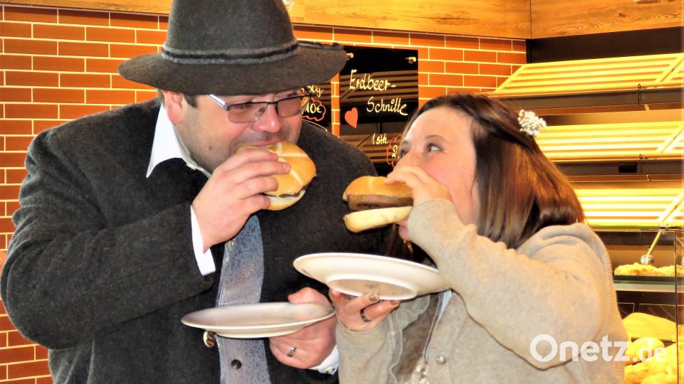 Statt Festtagsschmaus eine Leberkässemmel, gemeinsam gegessen: Sebastian Schweizer und seine Melanie werden ihre Hochzeit immer als ganz besonders in Erinnerung haben. Bild: ubb