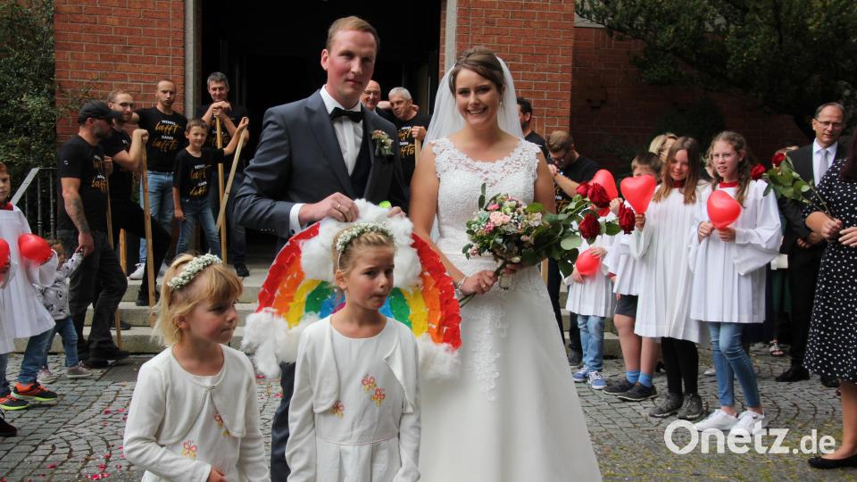Carina Gmeiner und Peter Härtl beim Verlassen der Missionskirche St. Peter. Bild: kro