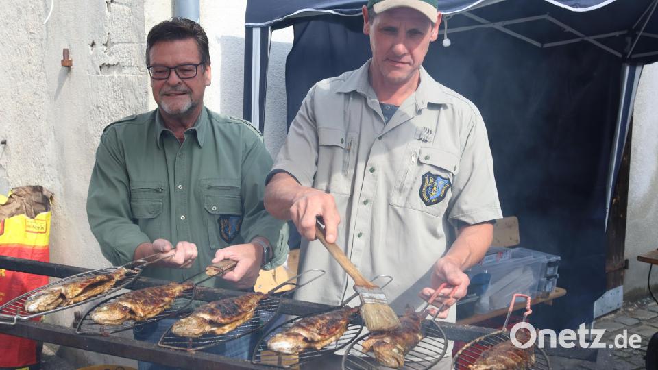 Mittlerweile kein Geheimtipp mehr: die gegrillten Forellen des Fischereivereins Rieden. Bild: mrr