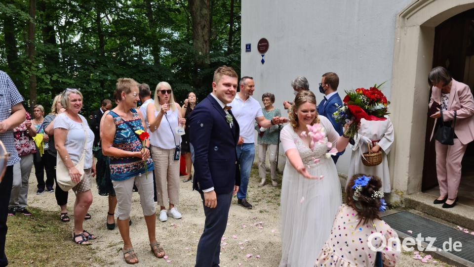 Julia Pangerl und Stephan Weiß schlossen in der Kirche auf dem Annaberg den Bund fürs Leben. Bild: sne