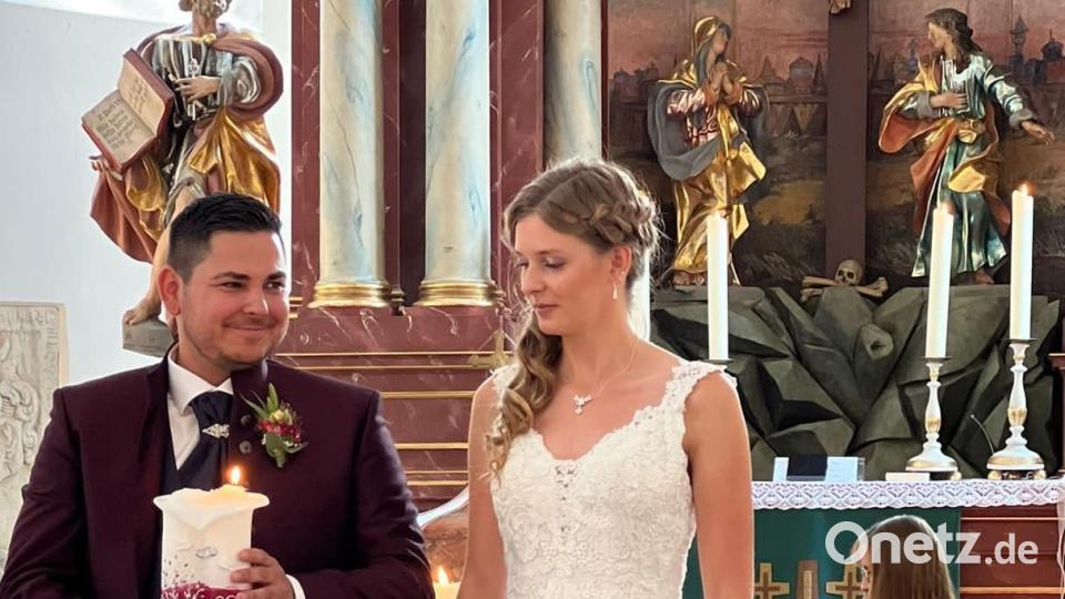 Nun sind Wirt Matthias Schubert und Wirtin Sabrina offiziell ein Ehepaar. Am Wochenende vermählte sich das Pächterpaar des renommierten Rußweiher-Hotels standesamtlich im Eschenbacher Rathaus und kirchlich in der Dreieinigkeitskirche in Neustadt am Kulm Bild: do