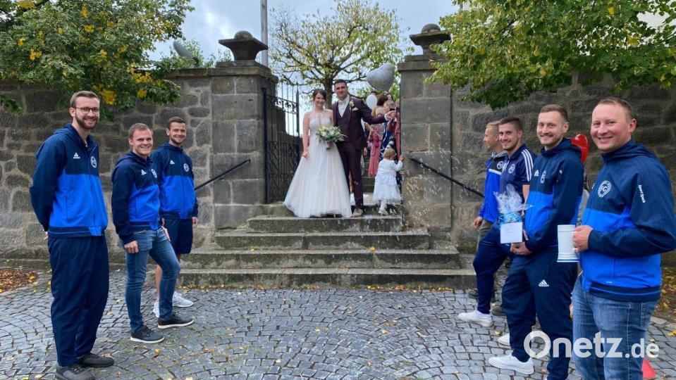 Verena, geborene Nickl, und Michael Bauer gaben sich in der Kirche St. Johannes das Ja- Wort. Vertreter vom Kreisligist FC Tremmersorf, wo der Bräutigam erfolgreich kickt, standen Spalier. Bild: edo