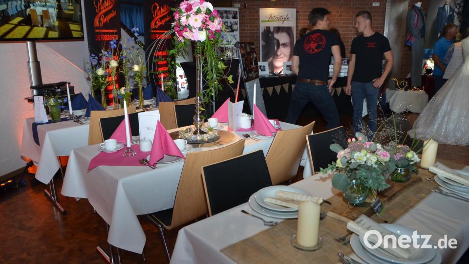 Bei der ersten Hochzeitsmesse in der Stadthalle präsentierten sich 26 Aussteller und gaben Tipps und lieferten Vorschläge für den Hochzeitstag. Bild: dob