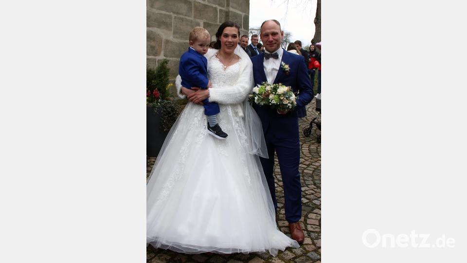Nach der kirchlichen Trauung von Lena und Kubilay Schreglmann mit Sohn Laurenz warteten vielen Aufgaben. Das Kinderhaus Sankt Elisabeth, die 2. Fußballmannschaft des Sportclubs, die Feuerwehr sowie die Oldtimerfreunde Kirchenthumbach hatten Aufgaben vorbereitet. Bild: lep