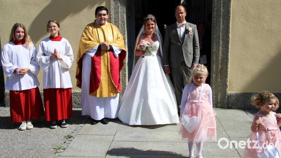 Melanie und Stefan Sommer heirateten am Samstag in der Kleinen Kappl. Getraut hat sie der Tirschenreuther Kaplan Ramon Rodriguez. Bild: kro