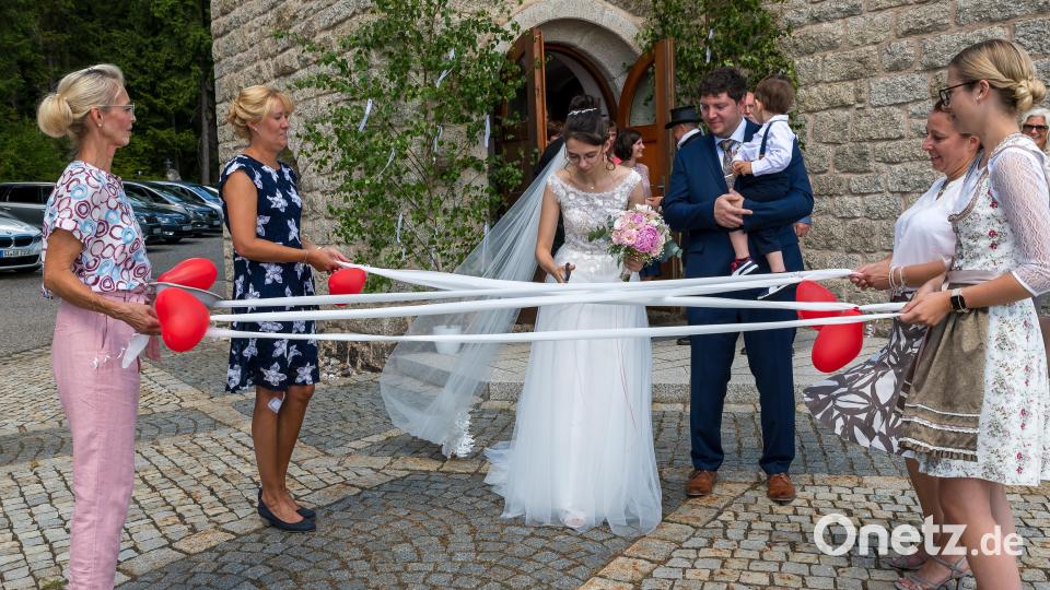 Nach der Trauung musste mit einer stumpfen Schere eine Sperre aus Mullbinden durchtrennt werden. Bild: wms
