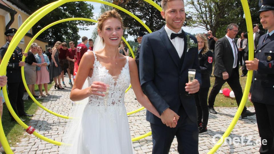 Ein strahlendes Paar: Tama Fleischmann und Christoph Weig inmitten des Spaliers der Feuerwehr. Bild: pi