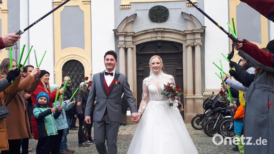 Nach der Trauung warteten viele Freunde und Bekannte des Brautpaares im Ehrenspalier und überbrachten ihre Glückwünsche. Bild: pz