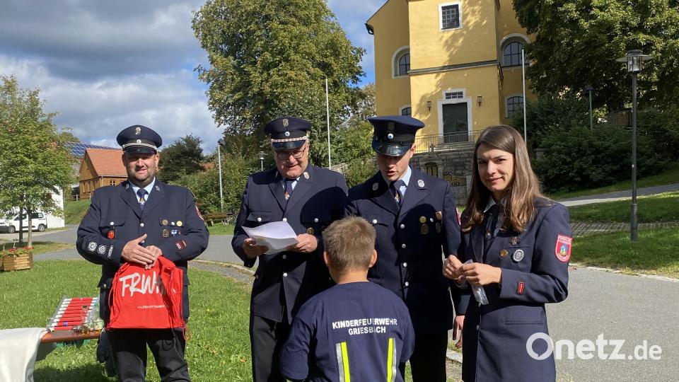 Die Schiedsrichter bei der Abzeichen-Übergabe. Zudem erhielt jedes Kind eine Urkunde und Geschenke vom Landesfeuerwehrverband. Bild: Katharina Schöner/exb