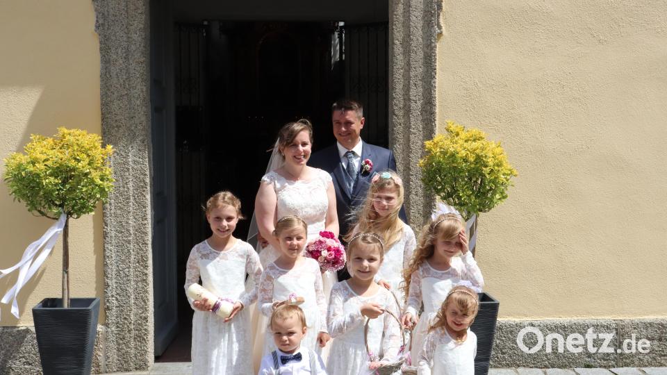 Blumenkinder begleiten Katharina und Harald Strobl beim Auszug aus der Kirche. Bild: exb