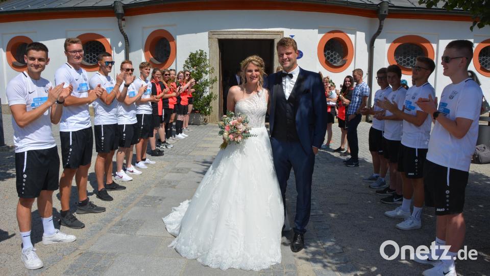 Kirchlich geheiratet haben am Samstag in der Dreifaltigkeitskirche Kappl Sophie Weiß und Jonas Trieflinger. Fußballerinnen des SV Pechbrunn und Fußballer des TSV Waldershof bildeten gemeinsam ein Ehrenspalier. Bild: jr