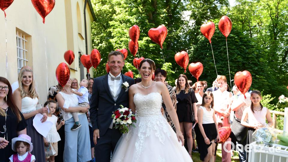 Überglücklich strahlen der Bräutigam Stephan und seine schöne Braut Evi nach ihrer Trauung auf Schloss Guteneck mit der Sonne um die Wette. Bild: Freya Stoeckl