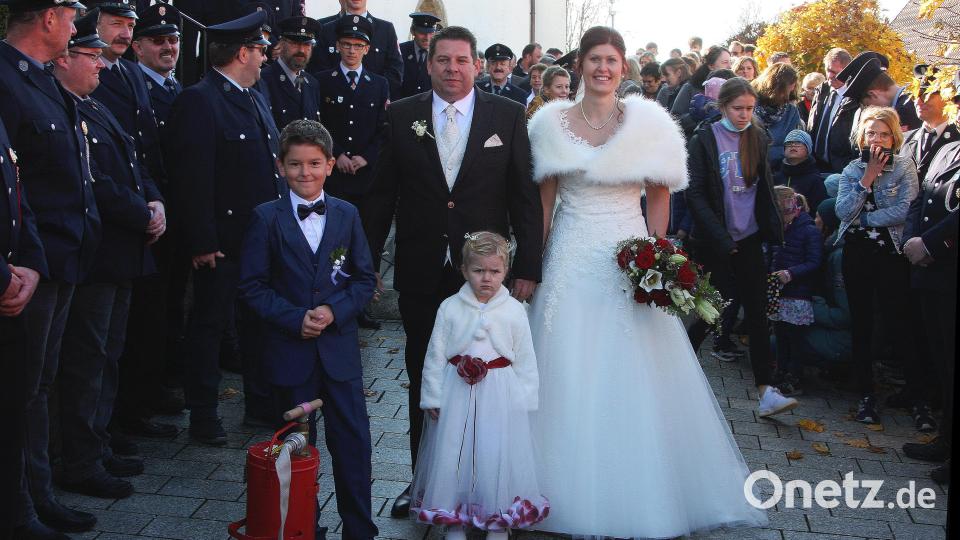 Nach der Hochzeit stand auch eine Kübelspritze bereit. Schließlich mussten noch einige Pflichtaufgaben abgearbeitet werden, bevor Susanna und Florian Trießl, gemeinsam mit Zoe und Leonhard (von rechts) die Fahrt nach Ilsenbach antreten konnten, wo gefeiert wurde. Bild: wro