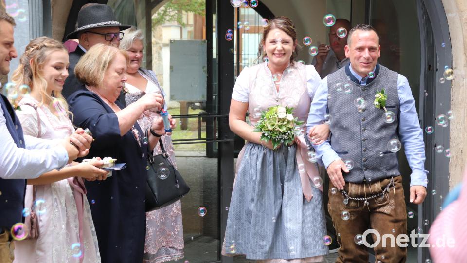 Durch einen Spalier, den Verwandte und Freunde bilden, schreitet das frisch vermählte Paar Tanja Beier und Matthias Schmeilzl-Beier in den Museumsinnenhof. Zu zünftiger Musik müssen sie die ein oder andere Aufgabe bewältigen. Bild: myd