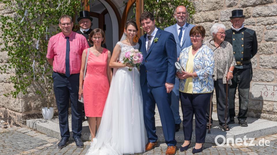 Die Neuvermählten mit Familie und den „Glücksbringern“, den Kaminkehrern Jürgen und Wolfgang. Bild: wms