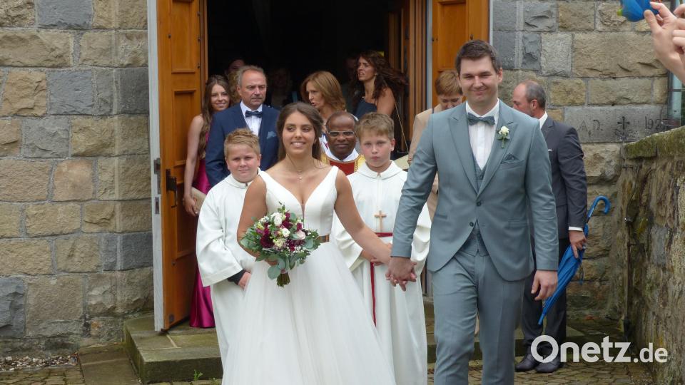 Das frischvermählte Paar beim Verlassen der Kirche mit Pfarrer Moses Gudapati. Bild: sl