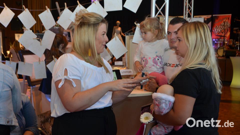 Bei der ersten Hochzeitsmesse in der Stadthalle präsentierten sich 26 Aussteller und gaben Tipps und lieferten Vorschläge für den Hochzeitstag. Bild: dob