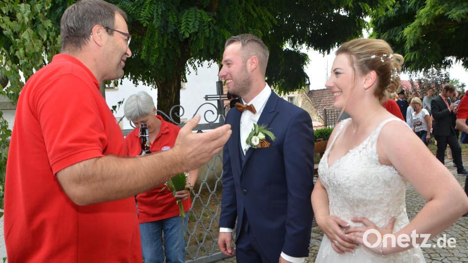 Fanclubvorsitzender Josef Maier gratulierte. Bild: dob