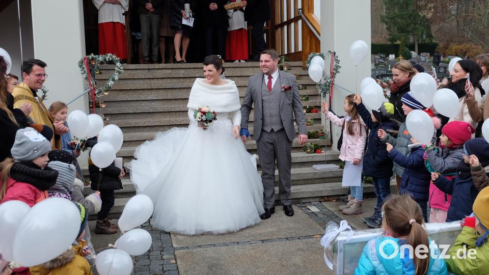 Alle Kindergartenkinder standen Spalier, die Brautläute waren überwältigt. Bild: wlr
