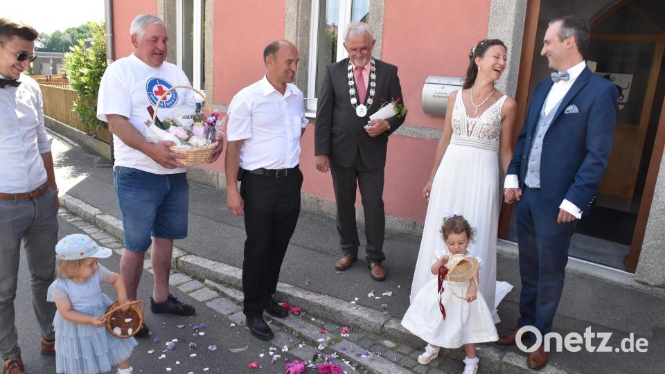 Christina Bäumler und Markus Kulikow heirateten in Püchersreuth. Die Braut ist aktives Mitglied bei den &quot;Freien Fotografen Weiden&quot; und der Wasserwacht. Die gemeinsame kleine Tochter Victoria streute Blumen. Bild: hcz