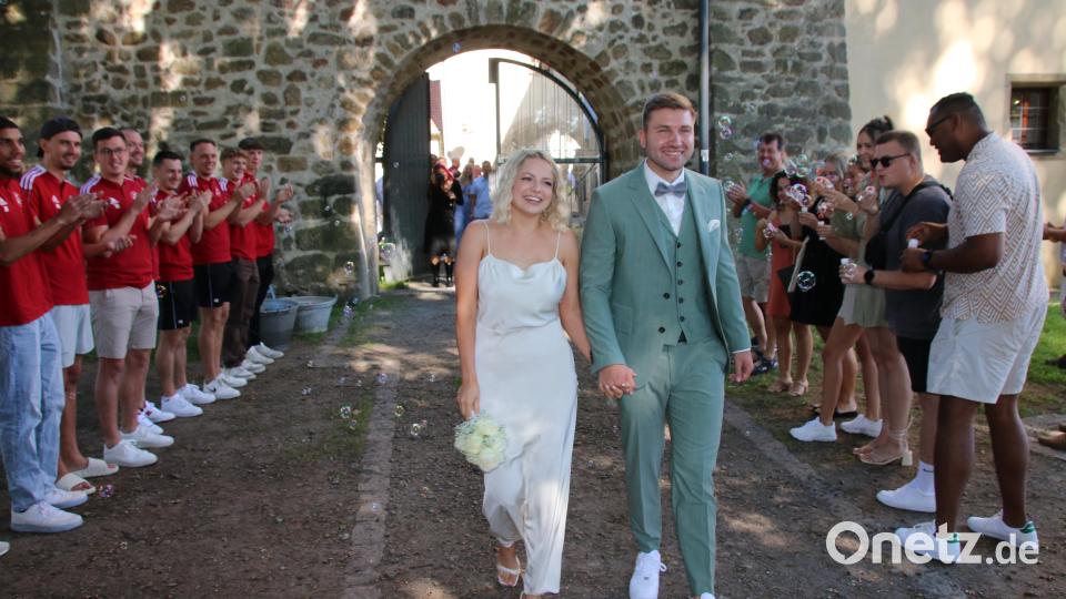 Die Fußballmannschaft der SV Grafenwöhr standen vor Mitspieler Valentin Schmidt und seiner Braut Michelle Spalier. Bild: sne