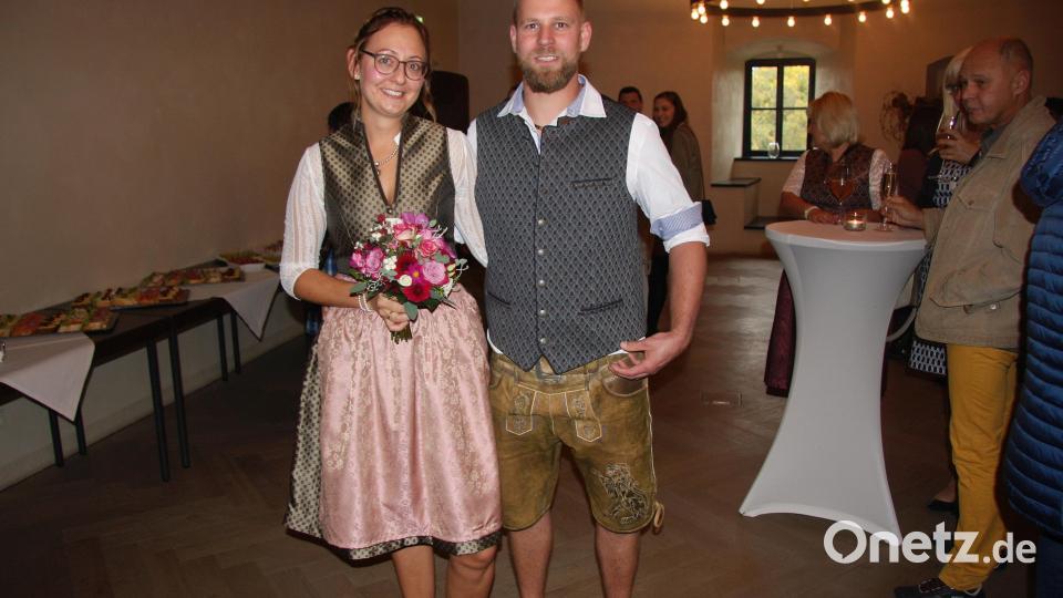 Teresa und Maximilian Würth hatten sich als Trauungsort den Kapitelsaal auf Burg Falkenberg ausgesucht. Dort arbeitet die Braut seit einigen Jahren. Kirchlich geheiratet wird im nächsten Jahr. Bild: wro