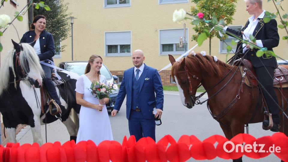 Die Reiterfreundinnen gratulieren dem Hochzeitspaar hoch zu Ross. Bild: fsb