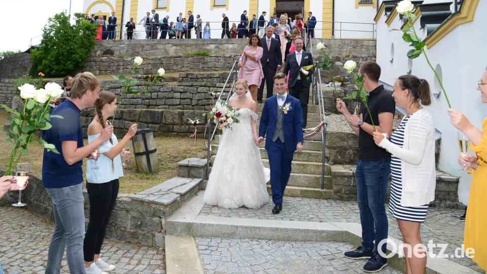 Das Brautpaar Phlipp Graxenberger und Lena Kabitschke wird auf dem Kreuzbergplateau von den Gratulanten empfangen. Bild: bey