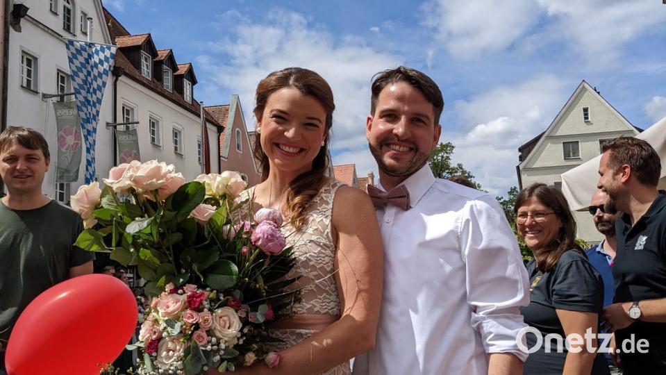 Strahlende Gesichter: Lena, geborene Schlosser, und Andreas Meier haben im Alten Rathaus den Bund fürs Leben geschlossen. Bild: Victoria Krautter /exb