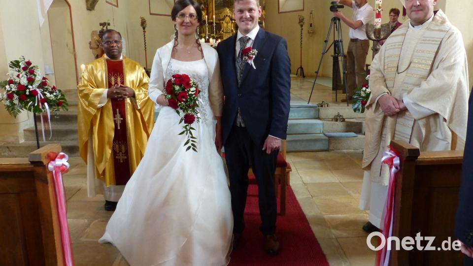 Das frischgetraute Paar Corina und Markus Federl mit den beiden Pfarrern Moses Gudapati (links) und Adam Nieciecki (rechts) in der St. Jakobus Kirche Bild: sl