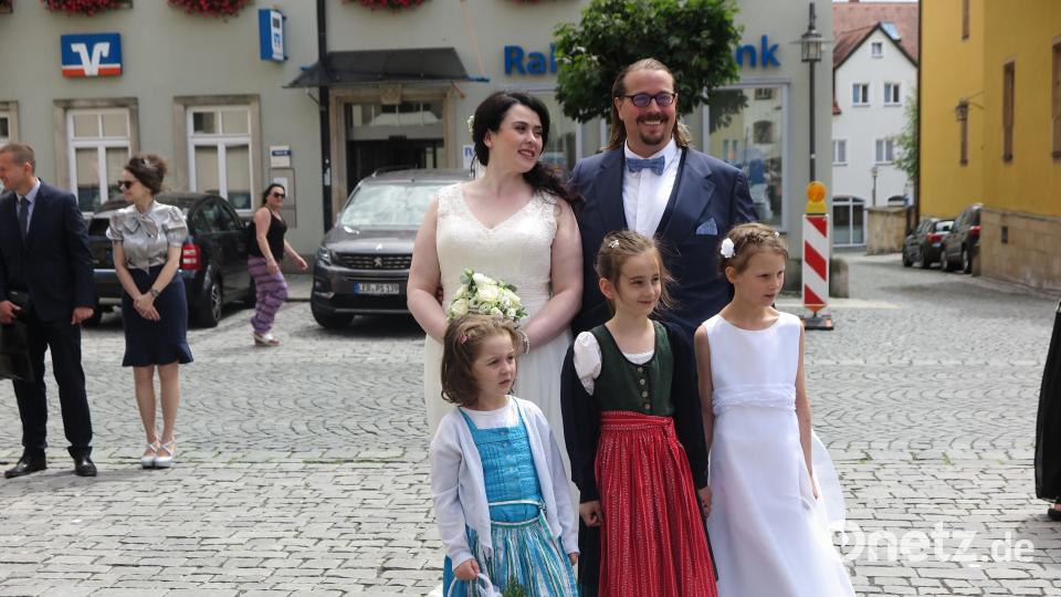 Das glückliche Ehepaar nach der Trauung in der Kemnather Stadtpfarrkirche. Bild: jzk