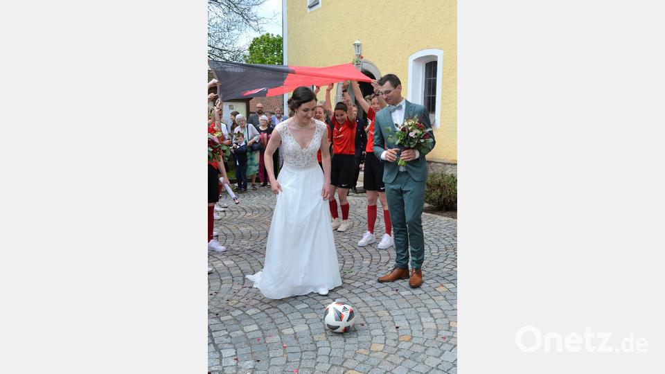 Die Braut Ramona Steinhilber stellte ihre Schusskraft unter Beweis, bevor Ehemann Matthias antreten musste. Bild: kki