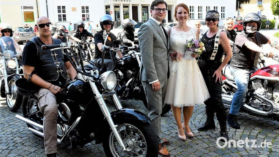 Christina Baumer und Christian Malzer zusammen mit den Rockern am Basilikaplatz Waldsassen. Bild: Gabi Schönberger